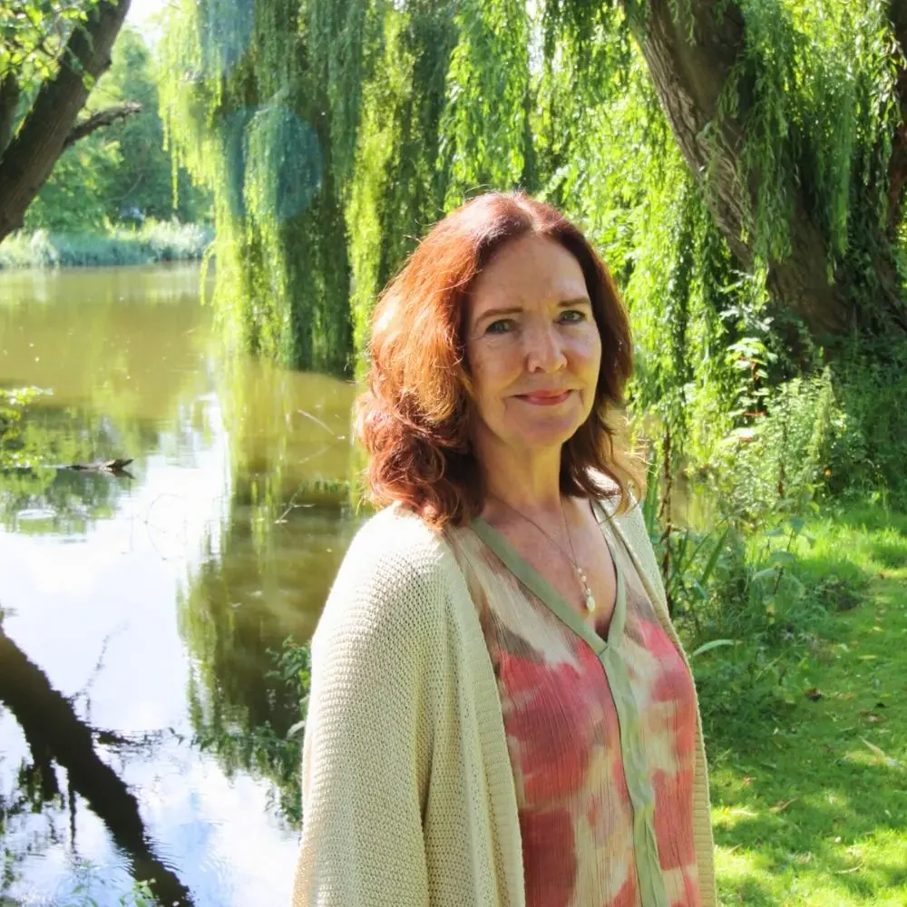 Thea - eigenaar van Movementz staande in het park